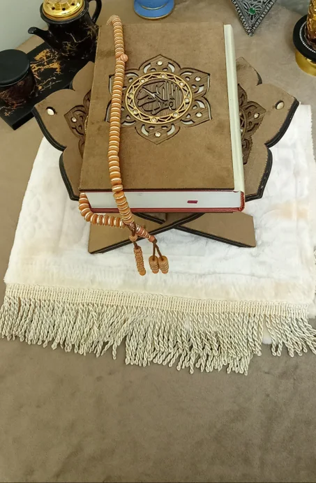 طقم الصلاة الفاخر بالمقراة الخشبية