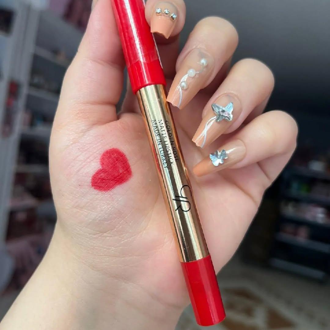 روج مخملي ثابت من Norida – Velvet Matte Lip Pencil