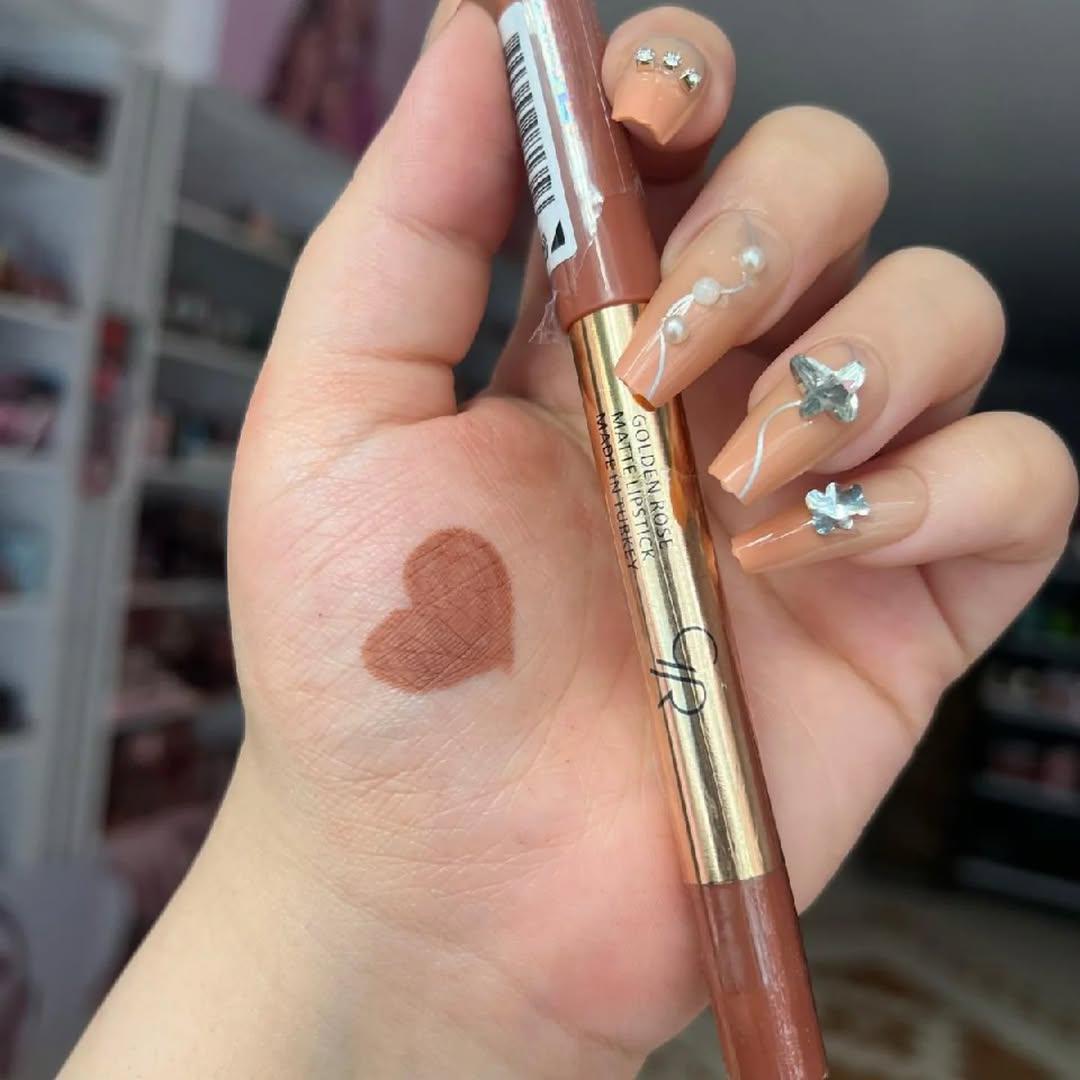 روج مخملي ثابت من Norida – Velvet Matte Lip Pencil