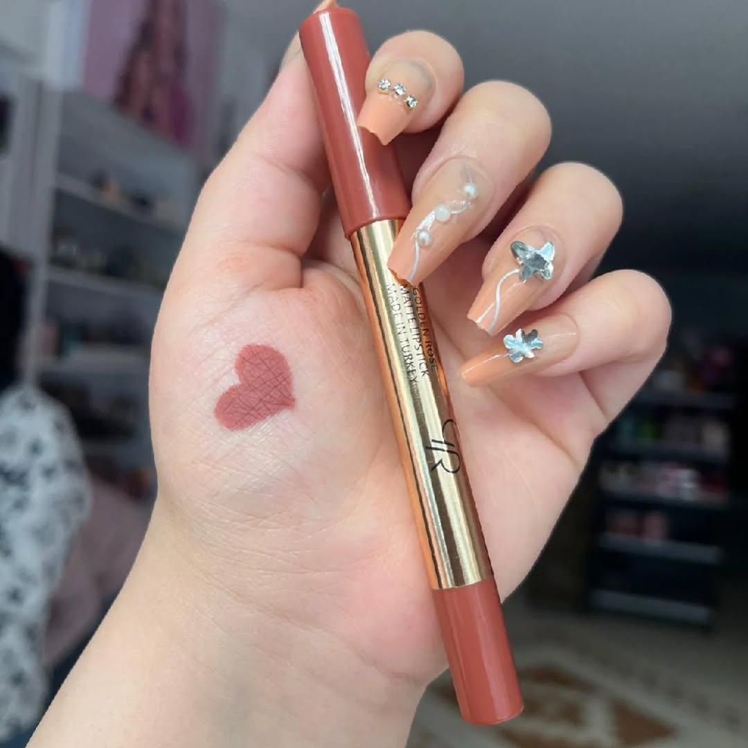 روج مخملي ثابت من Norida – Velvet Matte Lip Pencil