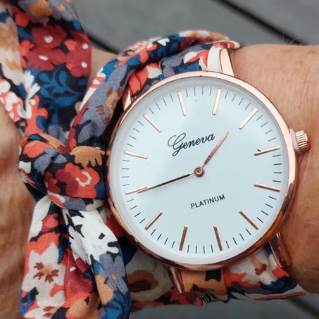 ساعة وشاح قماش نسائية