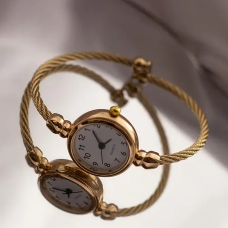 ساعة كوكتيل ذهبية