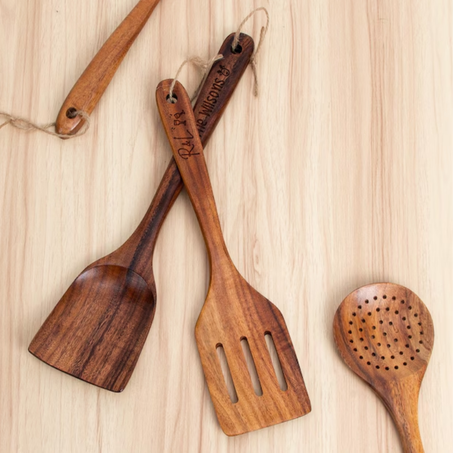 أدوات مطبخ خشبية