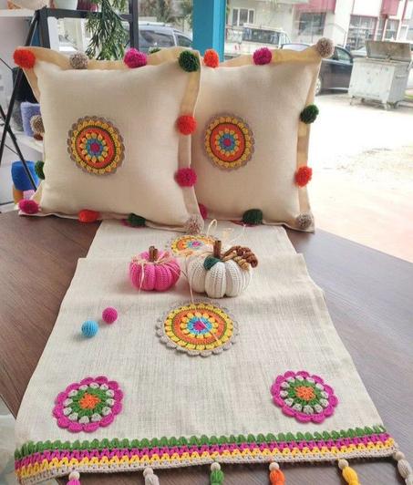 وسادتين وزربية صغيرة