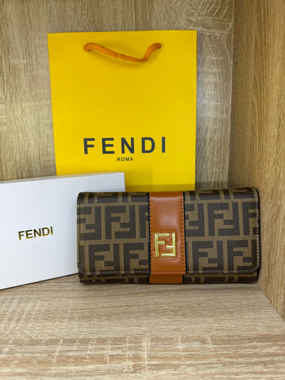 PORTE FEUILLE FEMMES FENDI AVEC SACHET