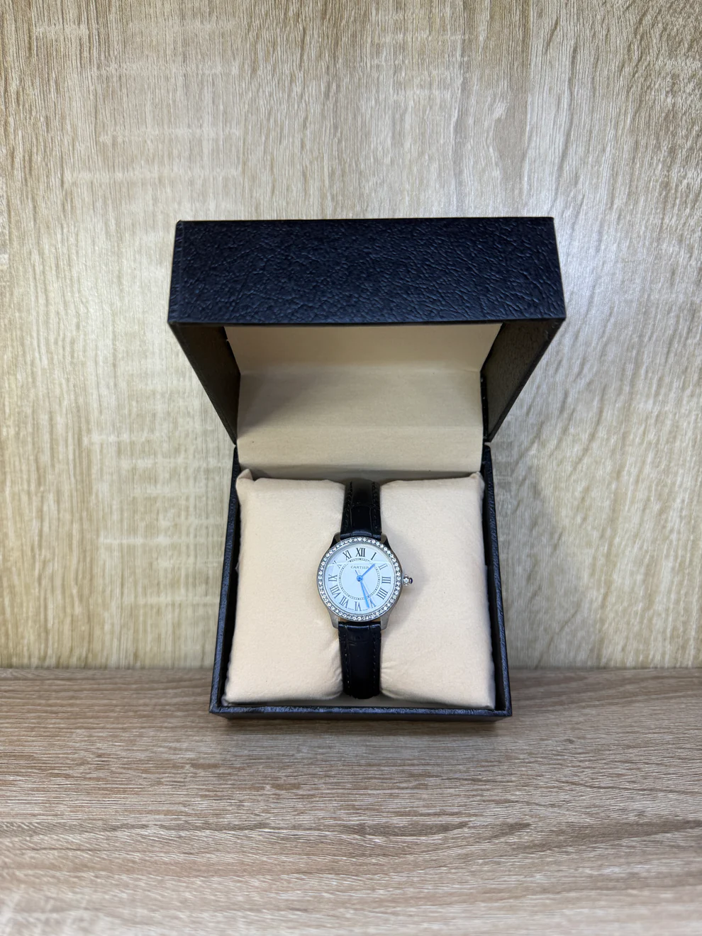 CARTIER CUIR FEMMES ROND DIAMONDS/SILVER BOITE SIMPLE