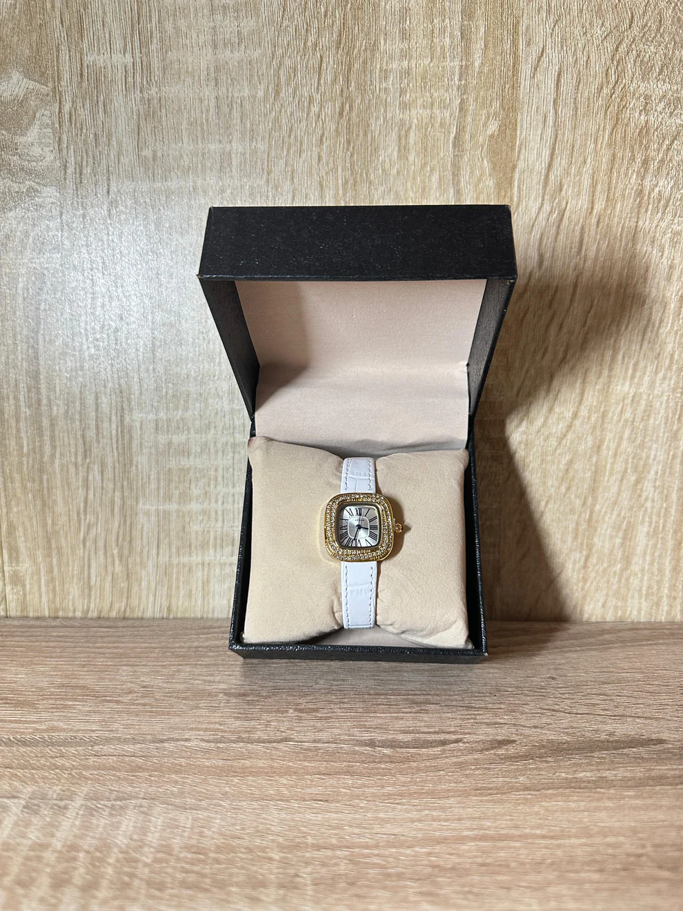 CARTIER FEMMES CARRE CUIR DIAMONDS BOITE SIMPLE