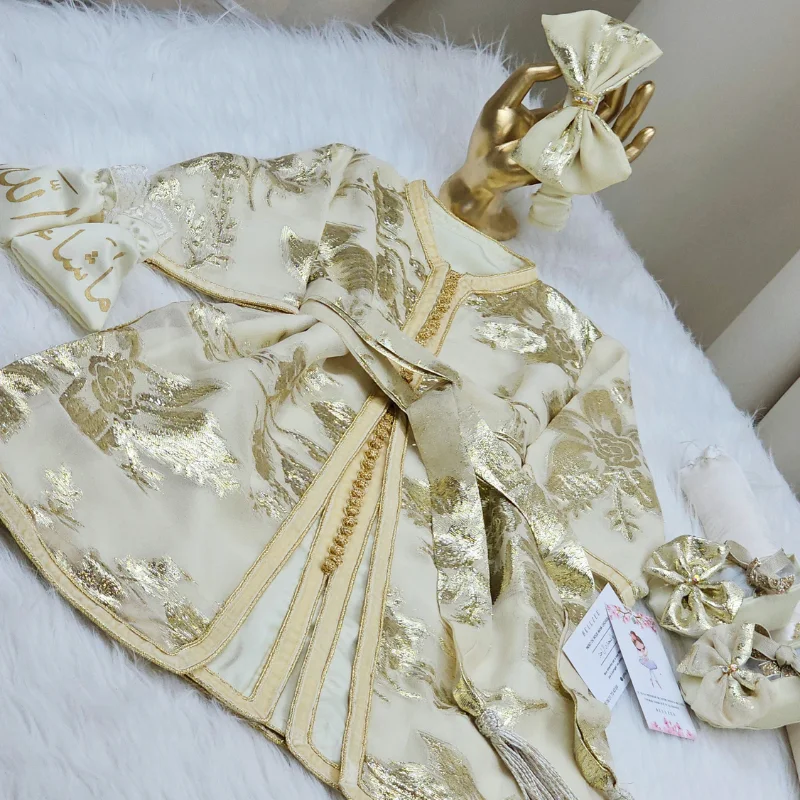 Nfissa Box Bébé – Caftan Traditionnel Crème & Doré