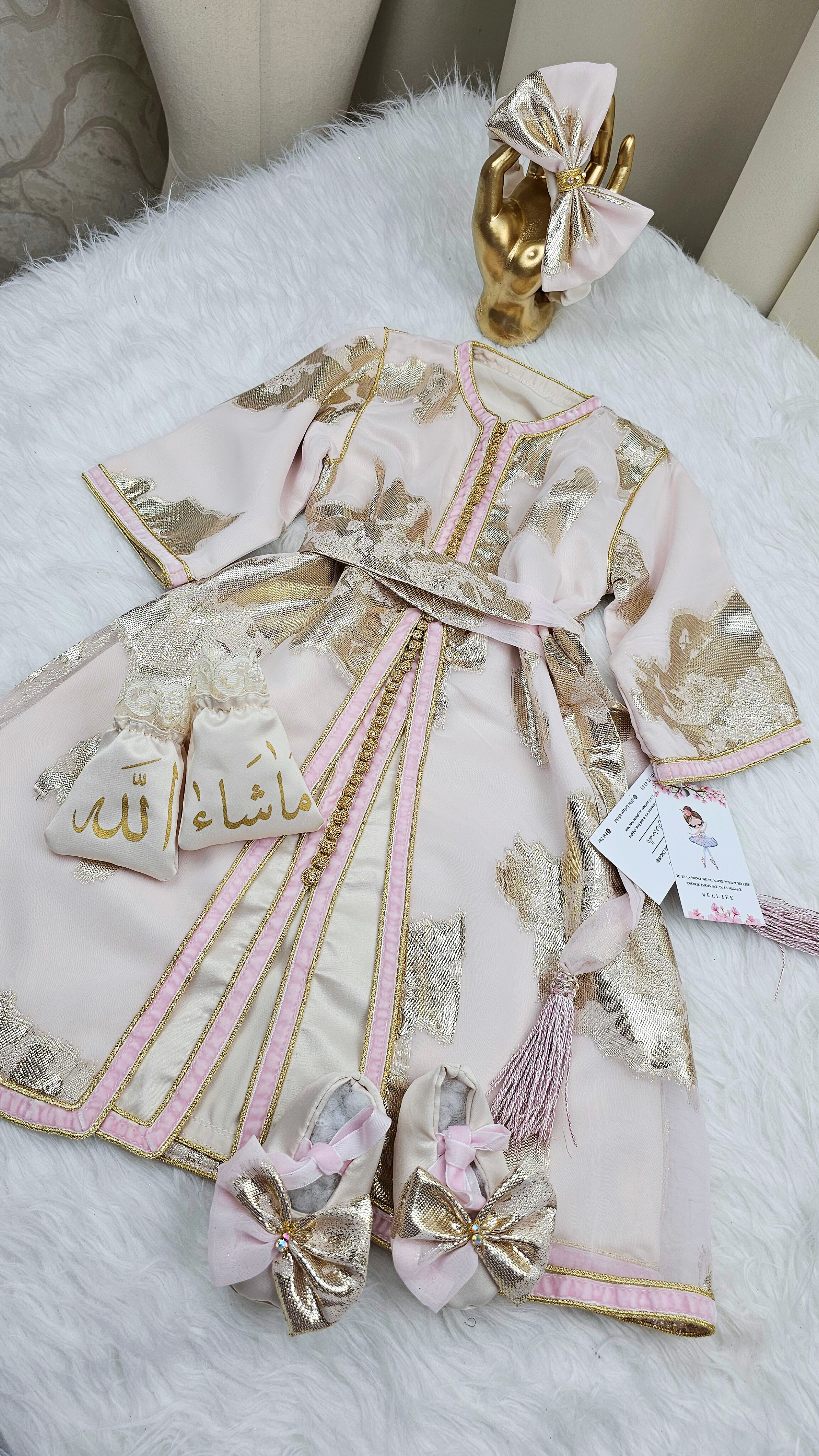 Nfissa Box Bébé – Caftan Traditionnel Rose Poudré & Doré