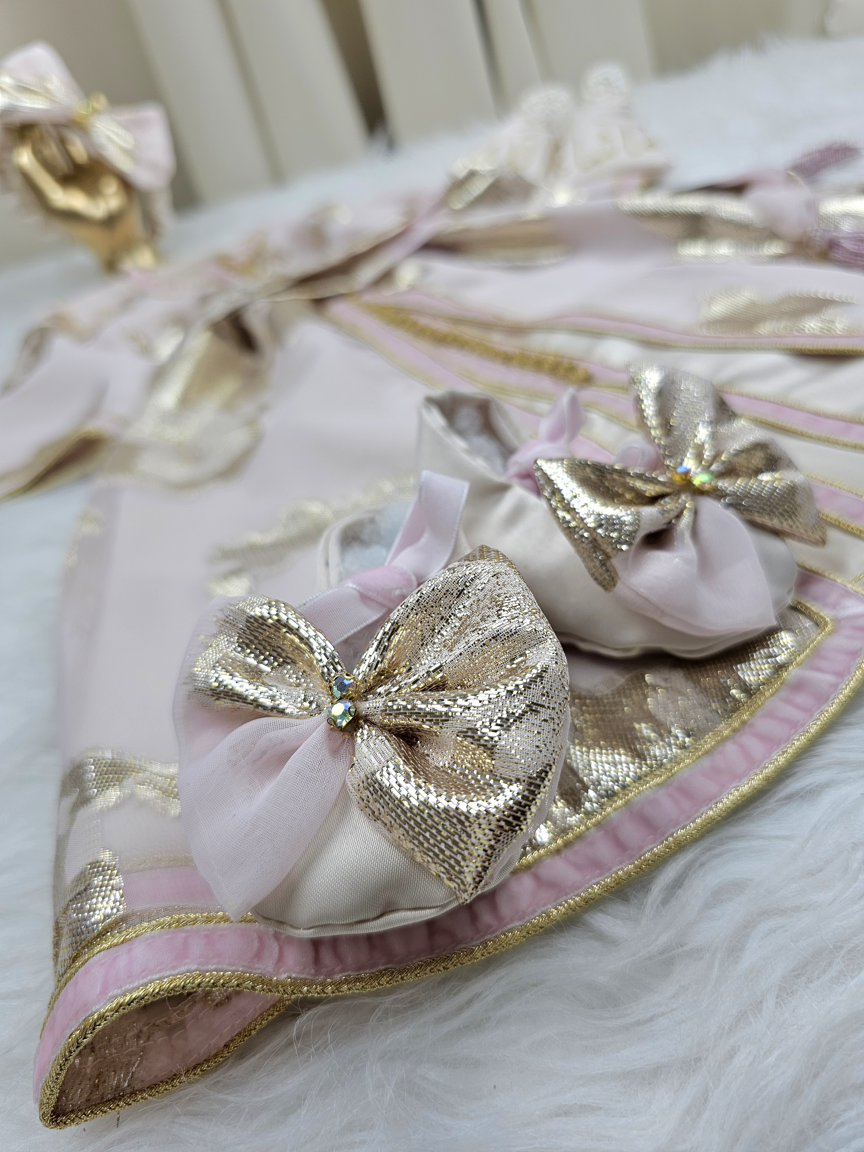 Nfissa Box Bébé – Caftan Traditionnel Rose Poudré & Doré