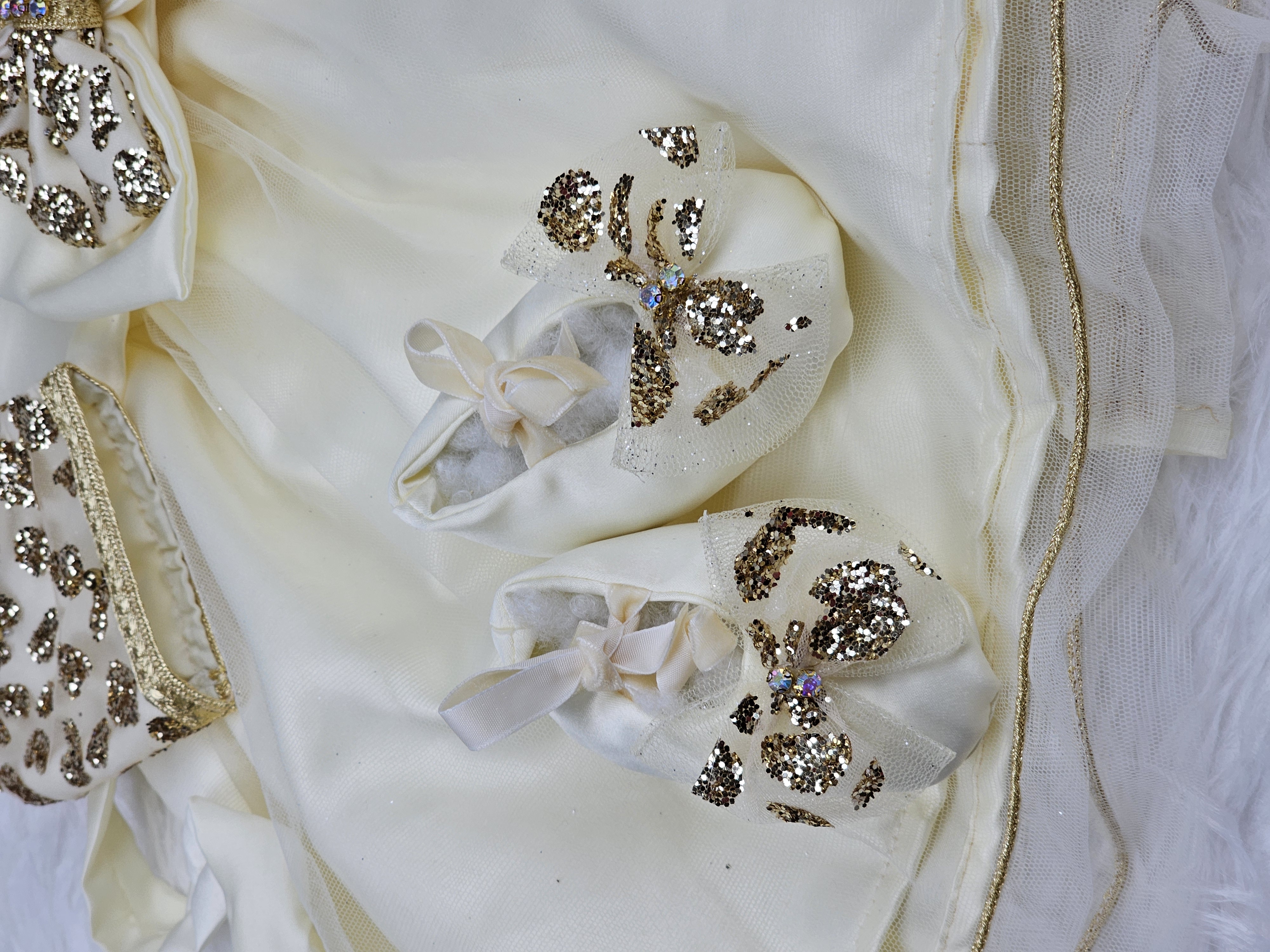 Nfissa Box Bébé – Robe Caftan Crème & Doré Sequins