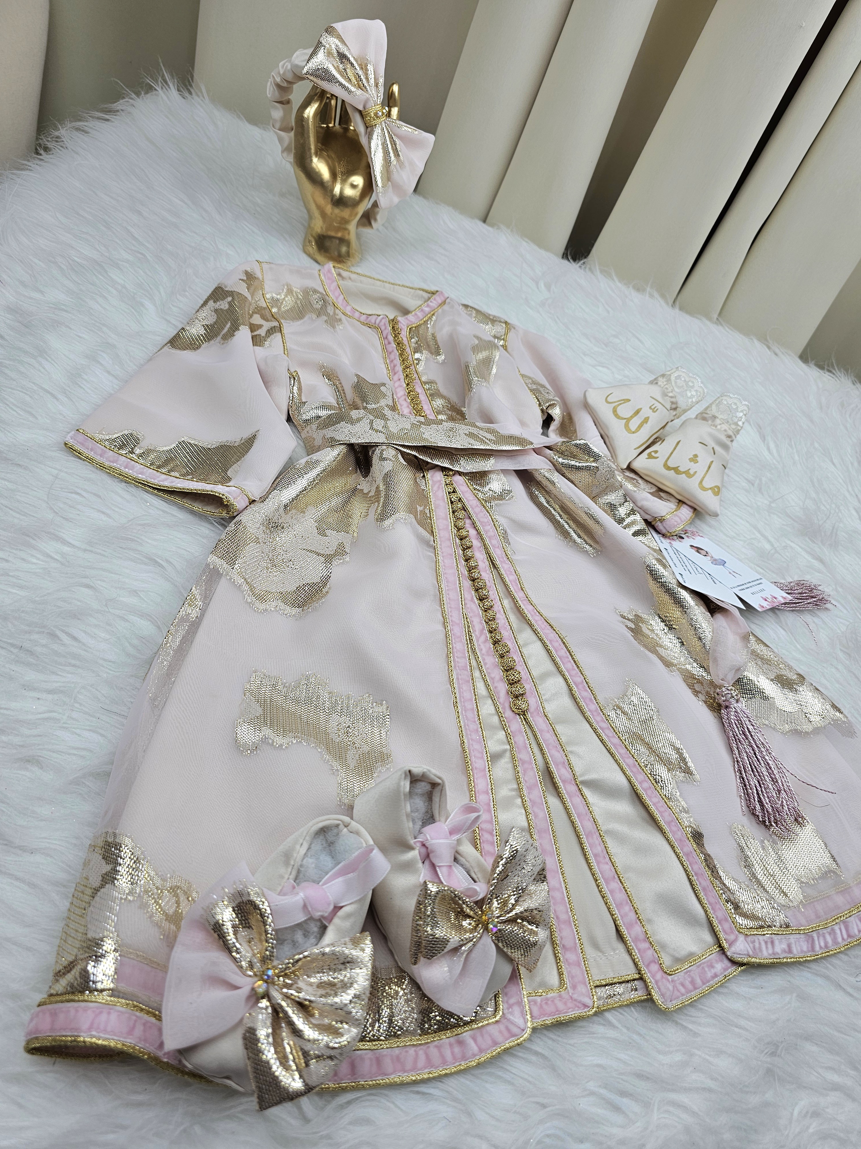Nfissa Box Bébé – Caftan Traditionnel Rose Poudré & Doré