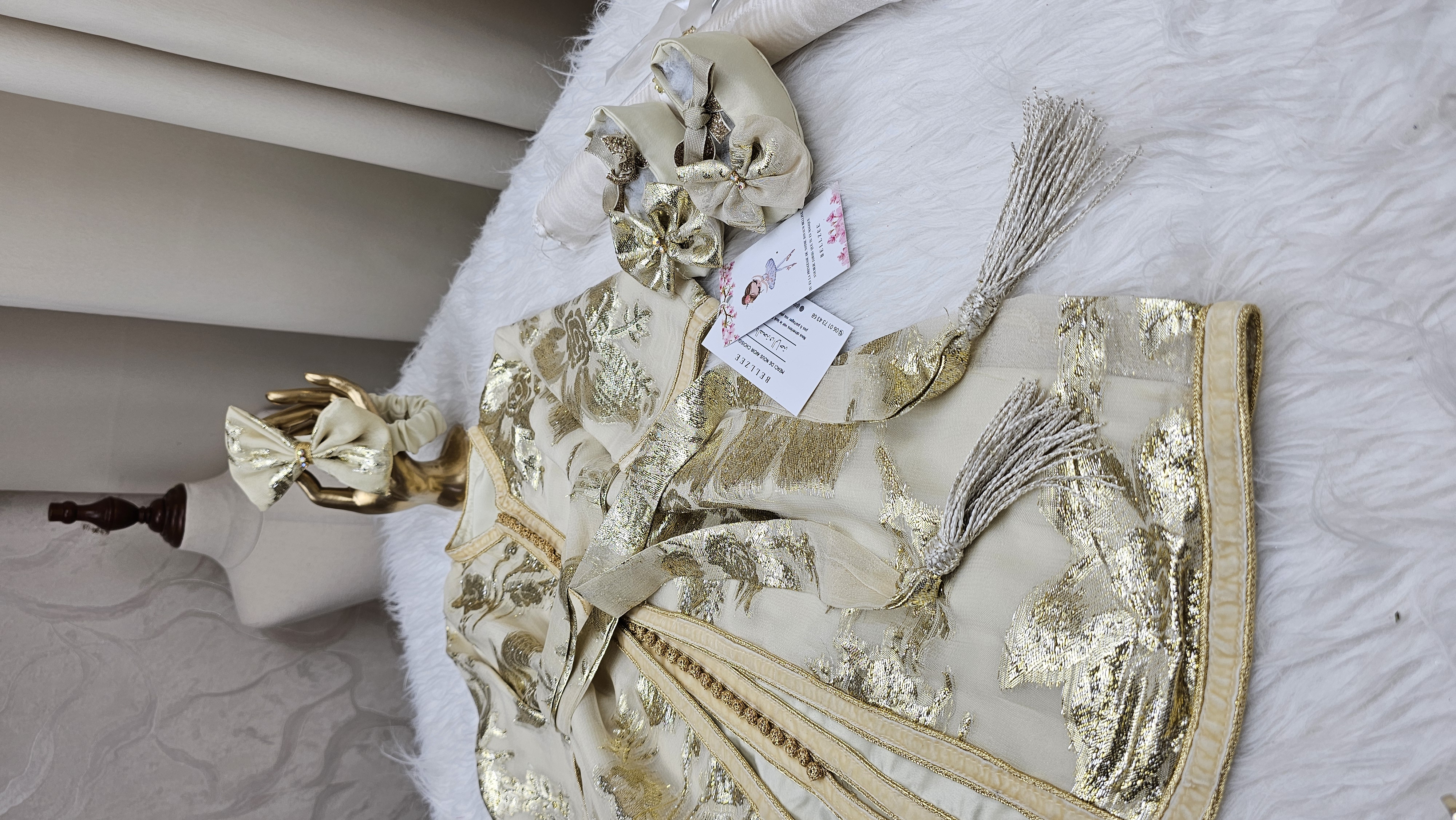 Nfissa Box Bébé – Caftan Traditionnel Crème & Doré