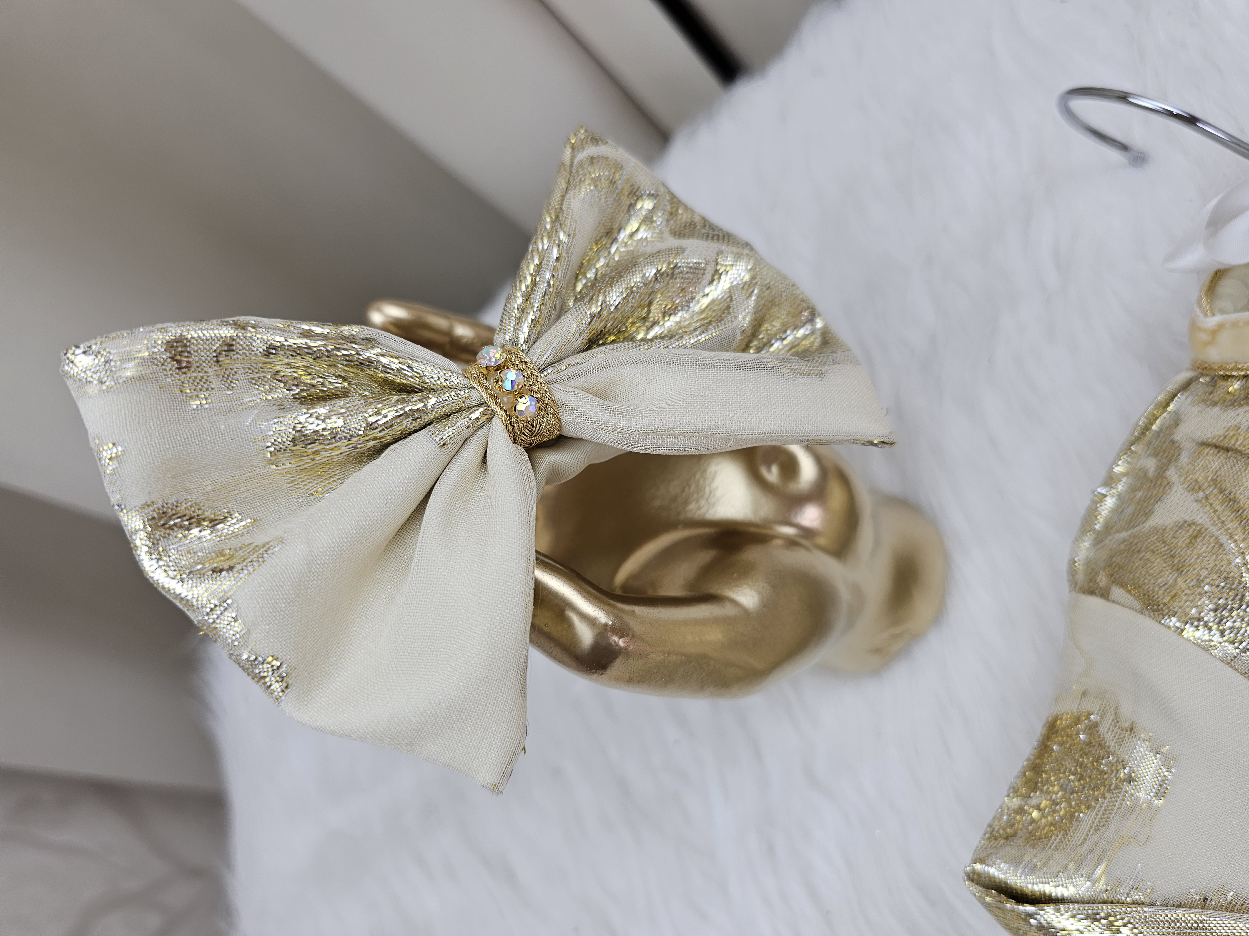 Nfissa Box Bébé – Caftan Traditionnel Crème & Doré