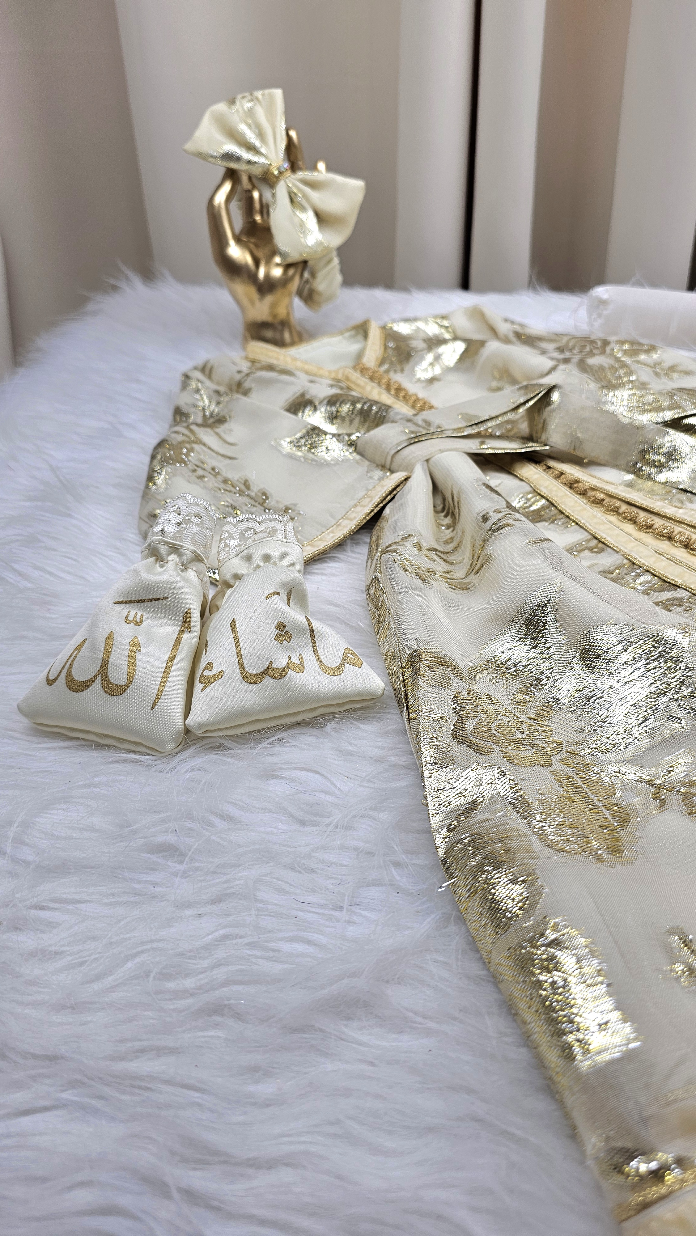 Nfissa Box Bébé – Caftan Traditionnel Crème & Doré