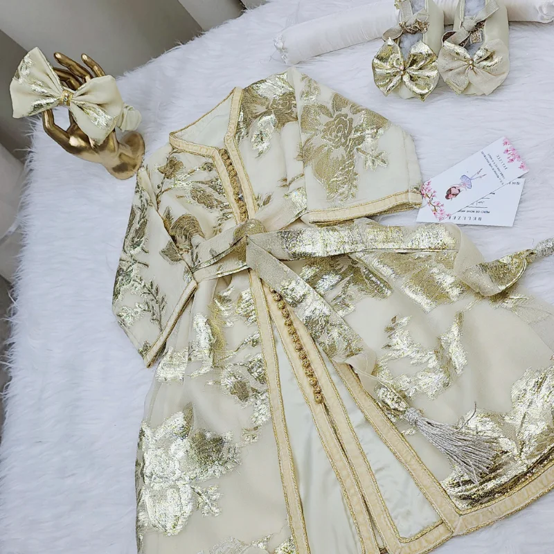 Nfissa Box Bébé – Caftan Traditionnel Crème & Doré