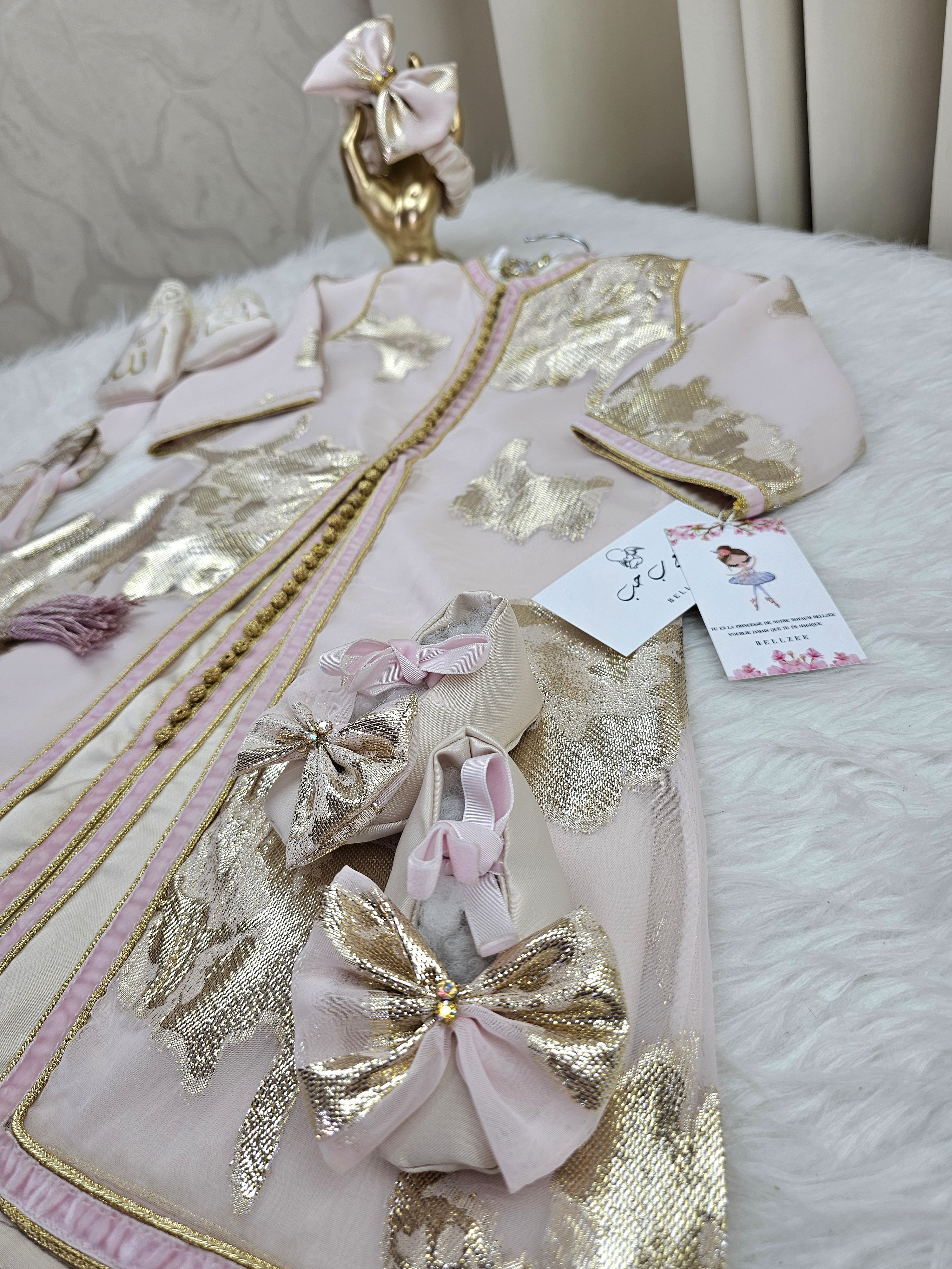 Nfissa Box Bébé – Caftan Traditionnel Rose Poudré & Doré