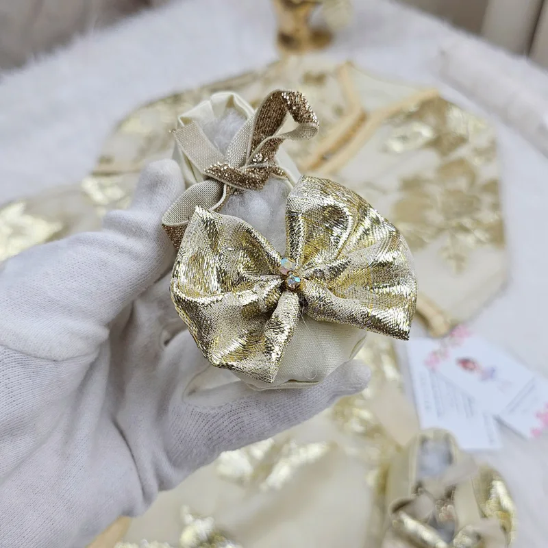 Nfissa Box Bébé – Caftan Traditionnel Crème & Doré