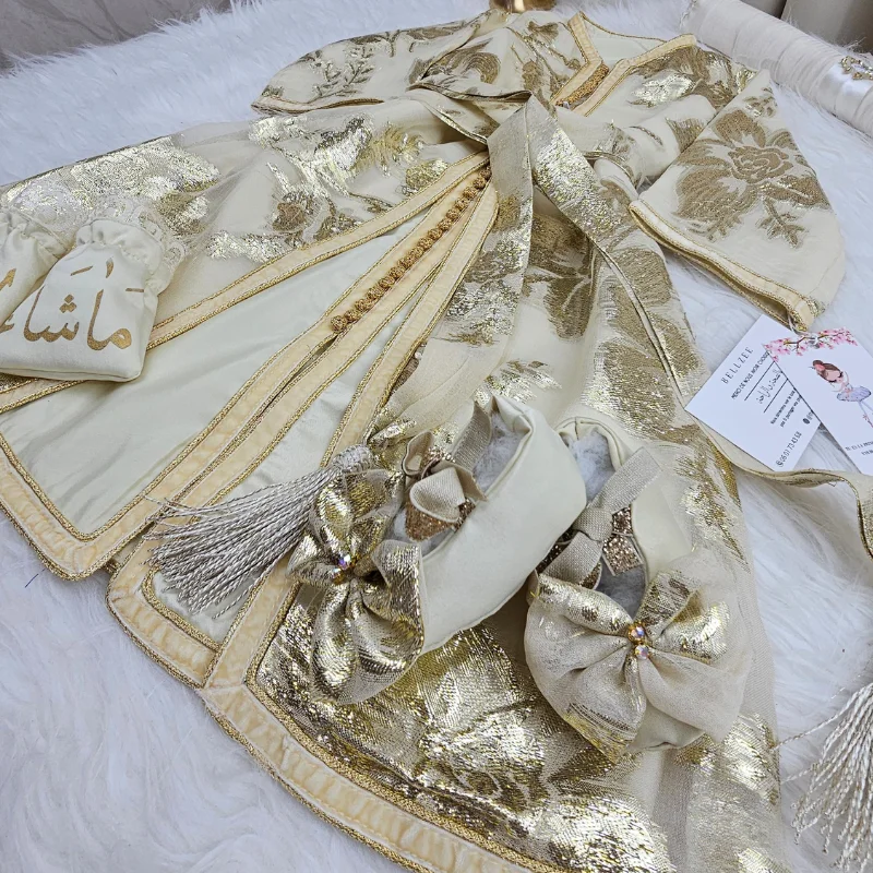 Nfissa Box Bébé – Caftan Traditionnel Crème & Doré