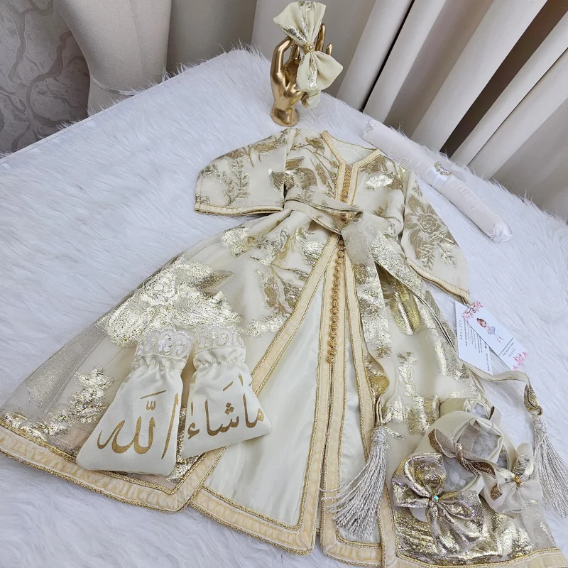 Nfissa Box Bébé – Caftan Traditionnel Crème & Doré