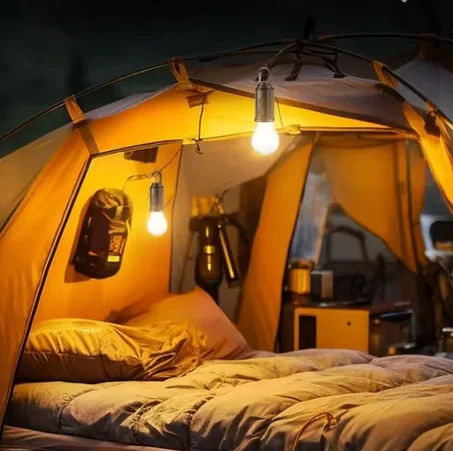 🌞 Lampe de Camping LED Solaire Étanche 🔦 Portable & Suspendable – Éclairage Durable et Pratique pour Toutes vos Aventures en Plein Air 🏕️