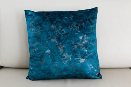 Coussin bleu canard - velours brillant tacheté