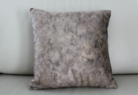 Coussin grisâtre - velours brilliant tacheté