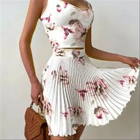 طقم نسائي من قطعتين بطبعة زهور هو طقم يتكون من بلوزة قصيرة وتنورة مطوية.