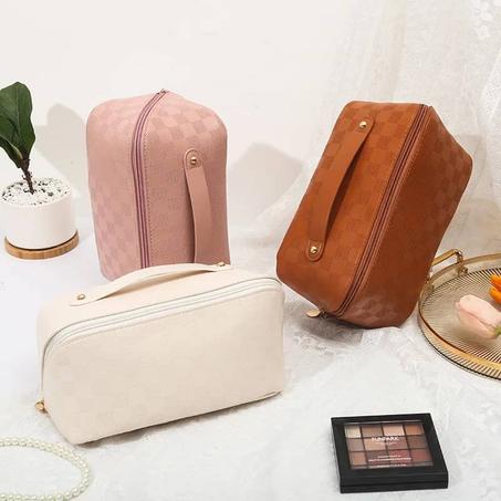 شنطة مكياج محمولة خفيفة ذات جيوب لتنظيم كل منتج 😎