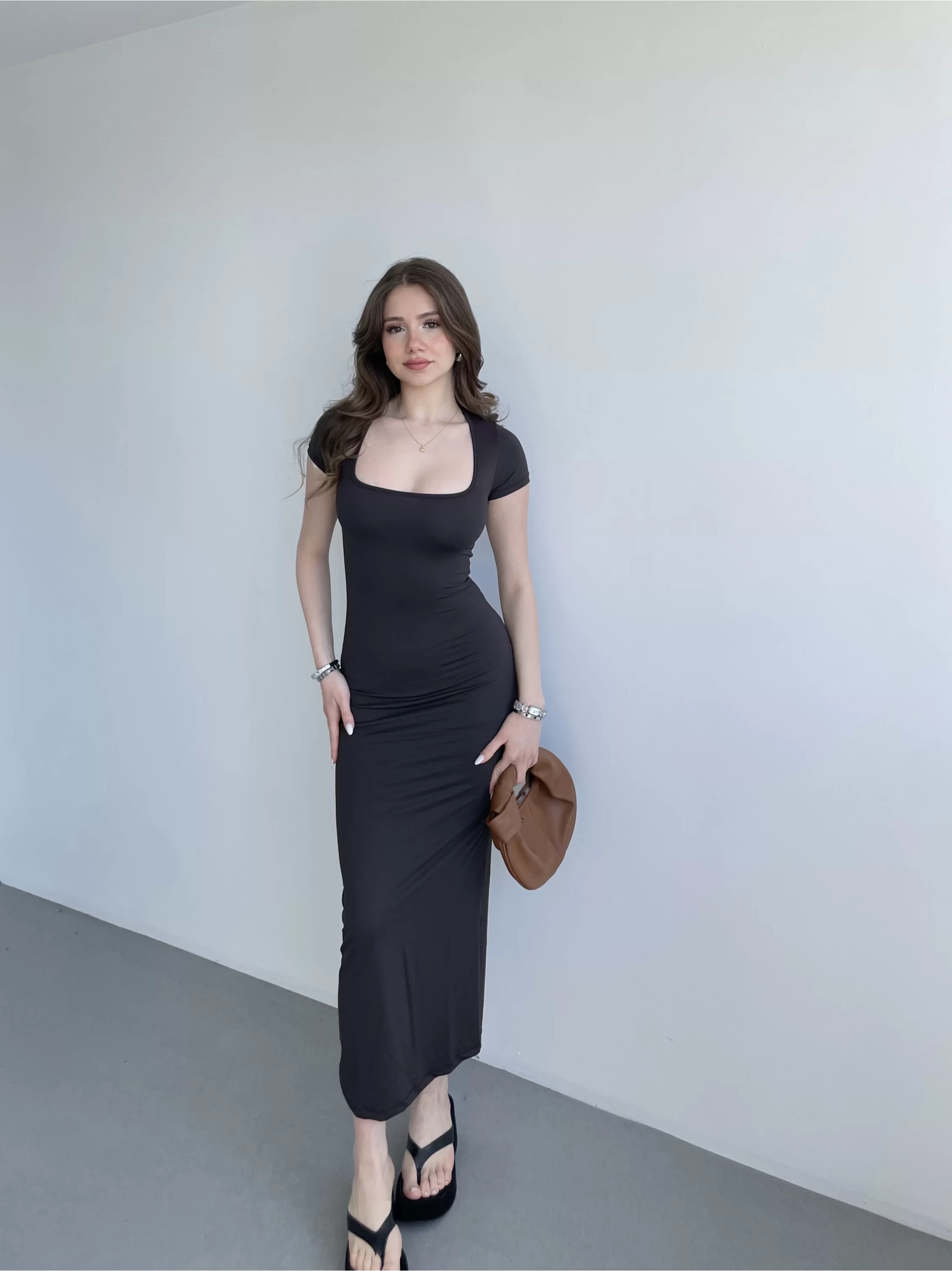 Robe haut de gamme à col carré