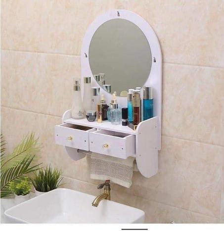 مرآة للحمام مع رف و جرارين  مصنوع من الفوم  و علاقة بشاكير