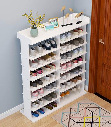 رفوف منظمة بيضاء للأحذية مصنوعة من الخشب