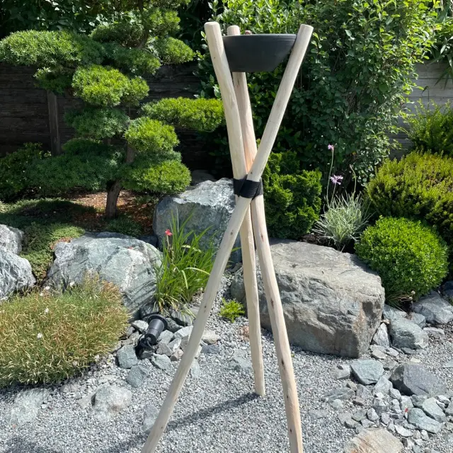 trépied avec un bol en argile