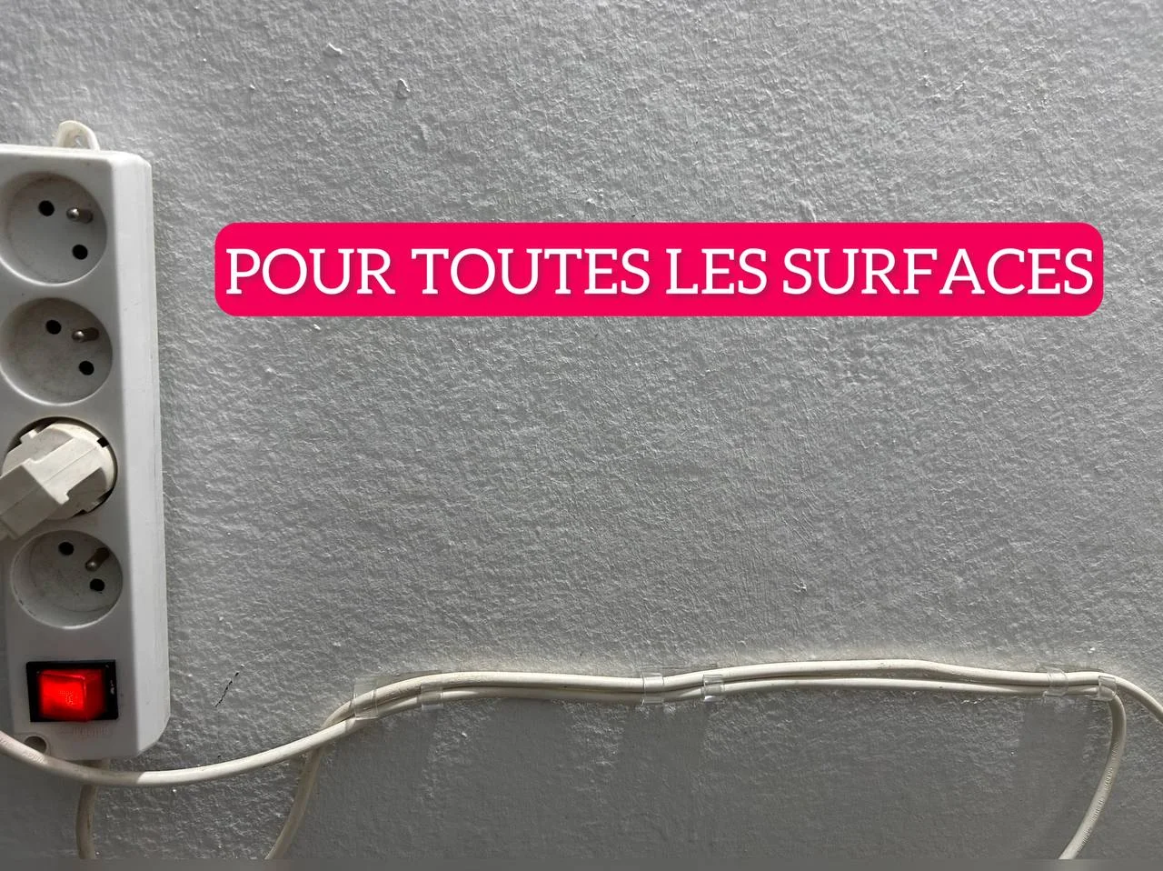 Fixation pour fils et câbles avec adhésif intégré