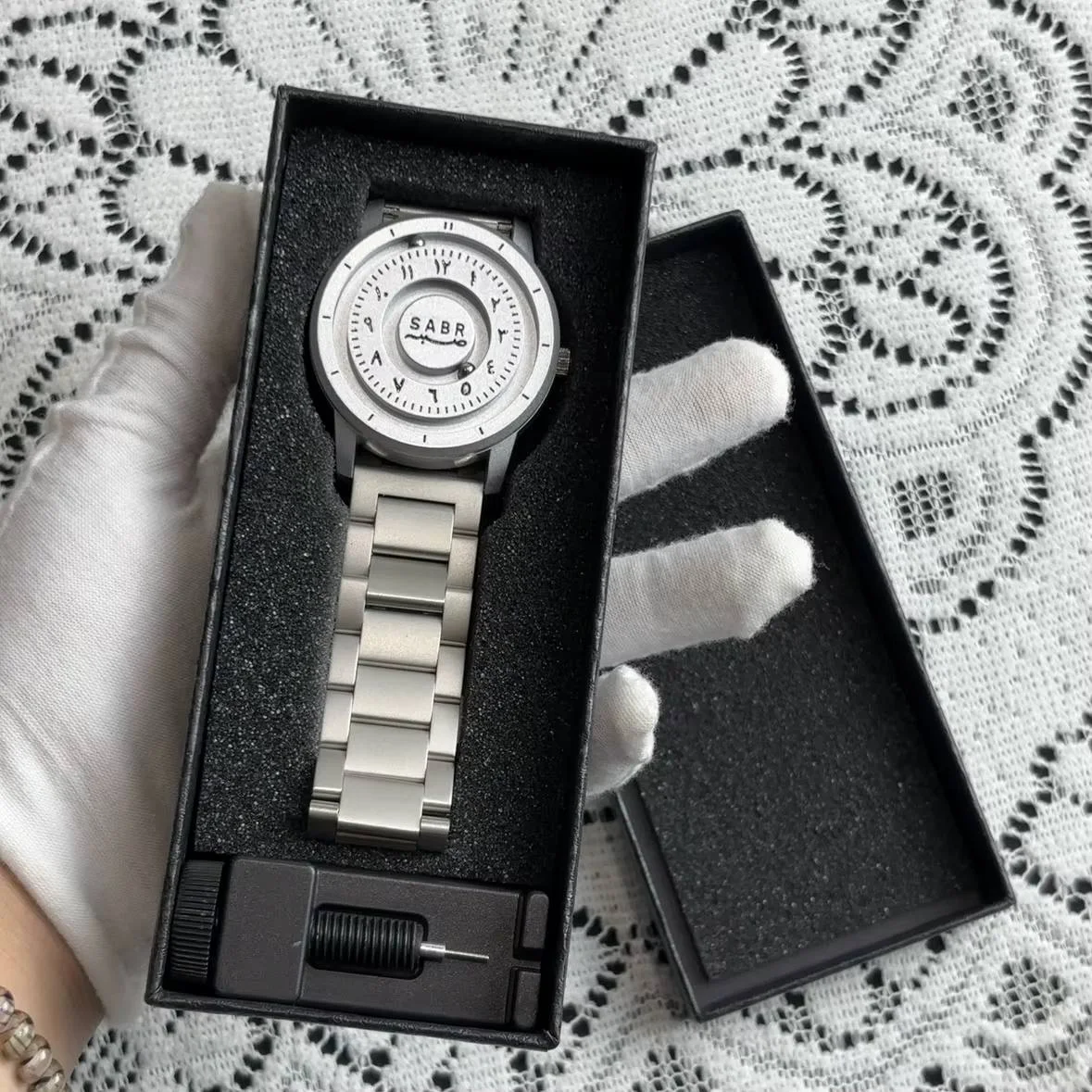 Montre SABR magnétique – Élégance & Caractère