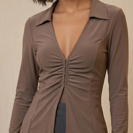 Top "Signature Ruched" – Coupe Ajustée & Col Chemise Luxe