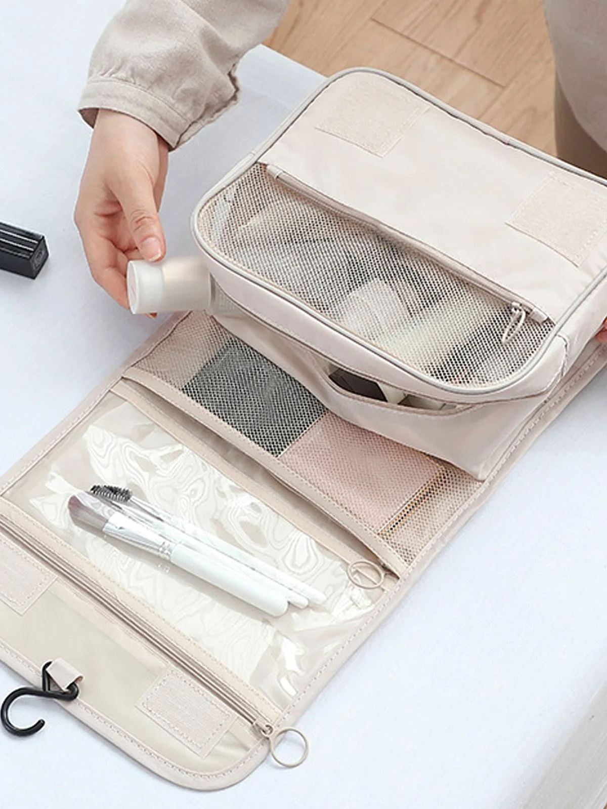 Trousse de toilette   حقيبة التجميل