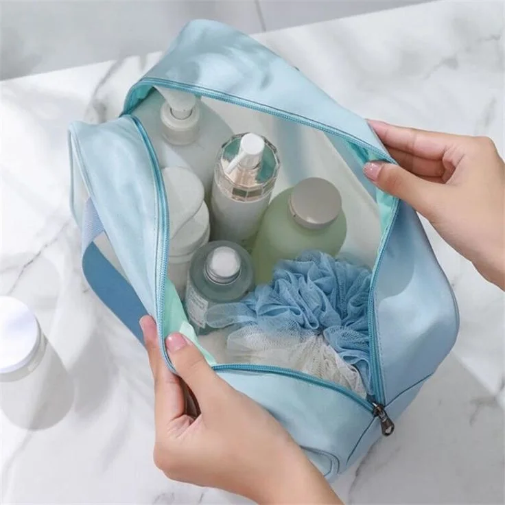 trousse de toilette      حقيبة التجميل