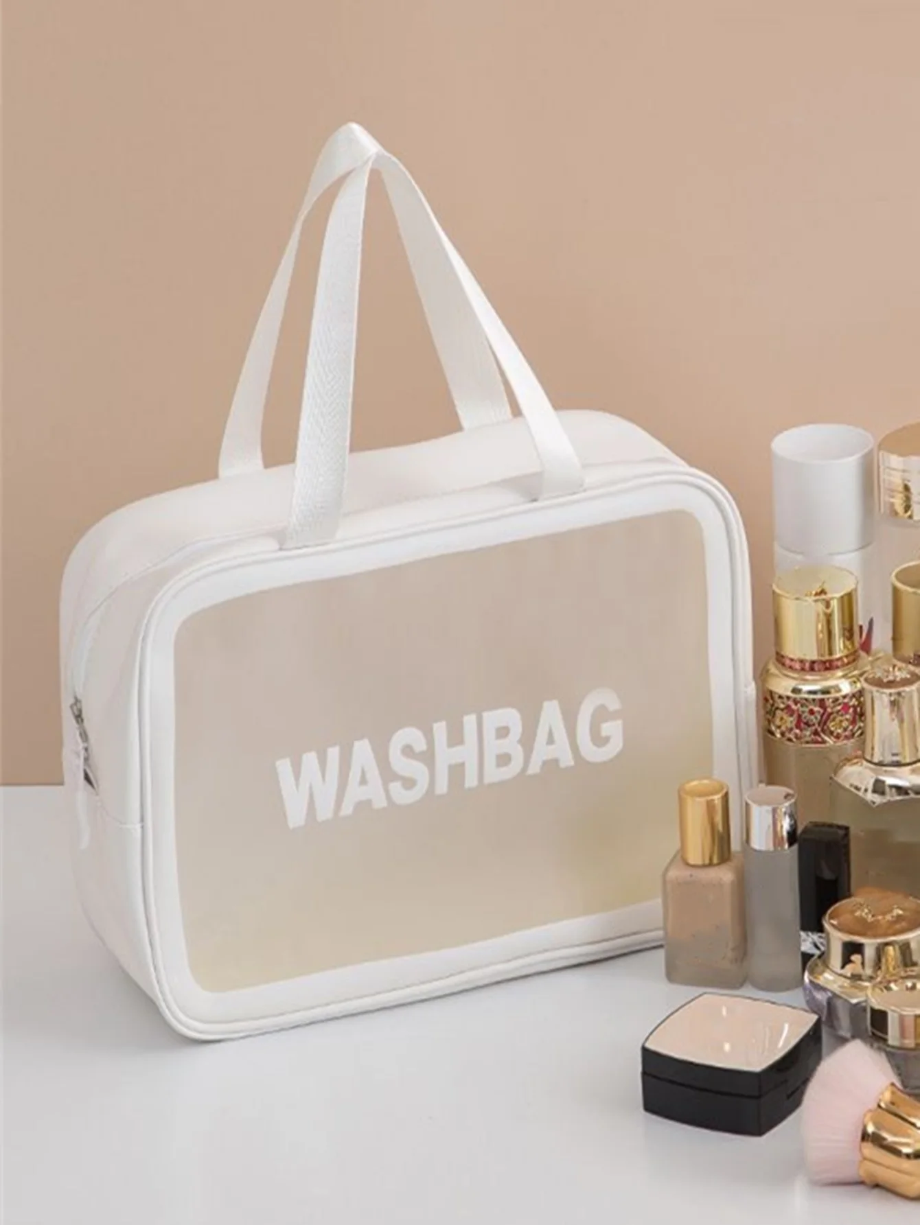 trousse de toilette      حقيبة التجميل