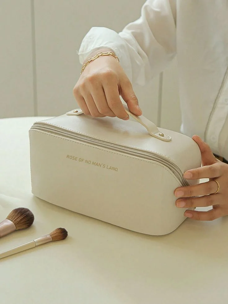 pochette maquiallge        حقيبة المكياج