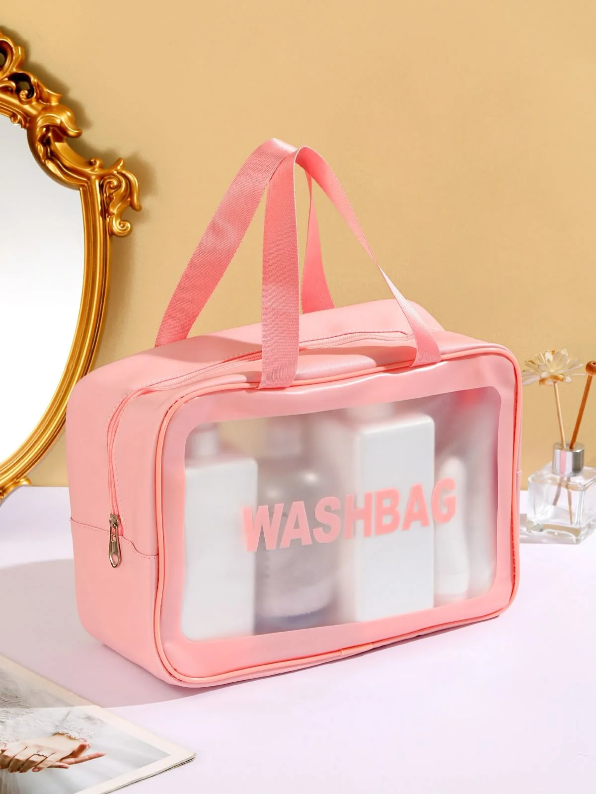 trousse de toilette      حقيبة التجميل