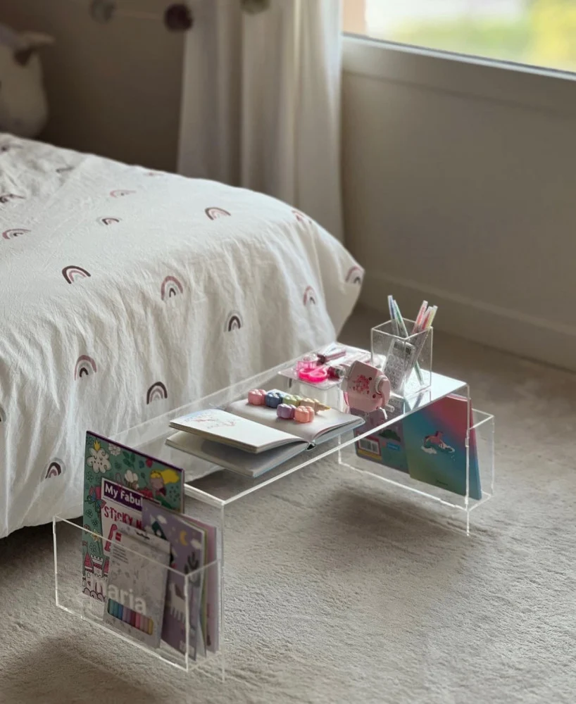 طاوله دراسيه  من الأكريلك مع إضافه الاسم