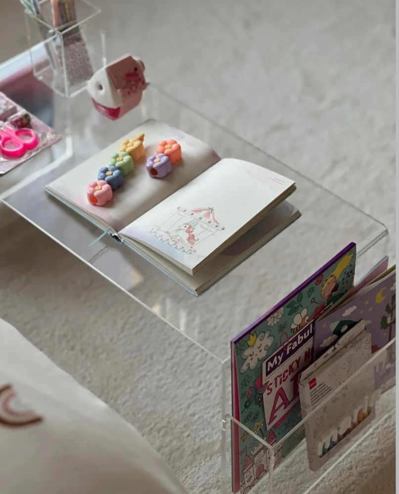 طاوله دراسيه  من الأكريلك مع إضافه الاسم