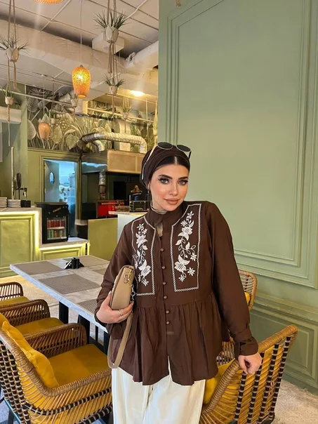 بلوزة كتان راقية بتطريز ناعم