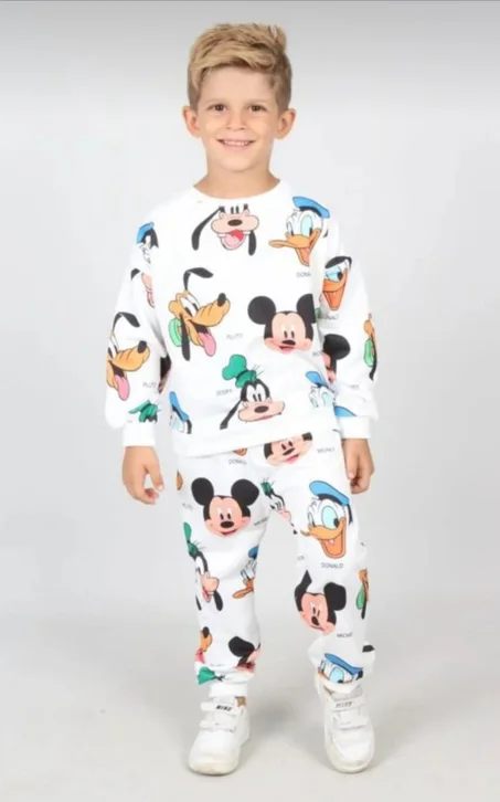 ملابس أولاد صغار