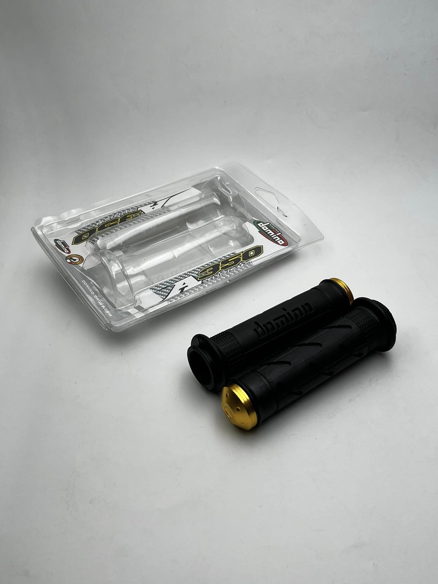 Cache manette Domino