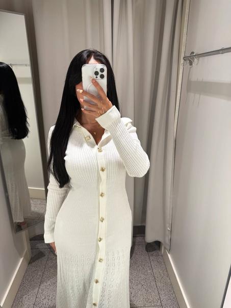 Robe élégante en maille douce avec boutons dorés