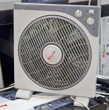 مروحة كهربائية مع قاعدة تثبيت على الأسطح بـ 3 سرعات ومؤقت مدمج