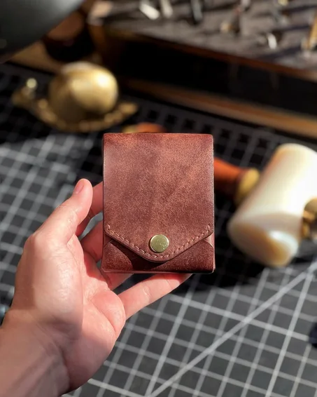 محفظة جلد طبيعي يدويًا