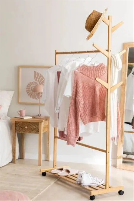 علاقة الملابس العصرية